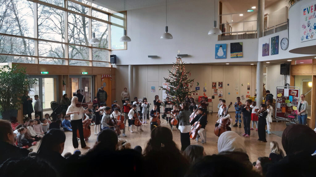Weihnachtliche Kinderversammlung an der Grundschule Andernacher Straße in Bremen 2025